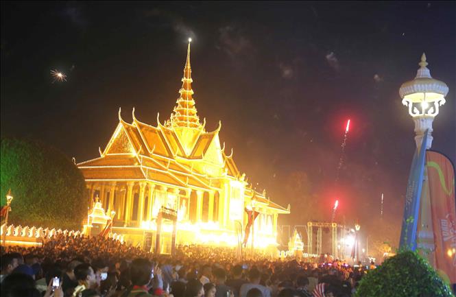 Hàng nghìn người dân và du khách tập trung tại quảng trường trước Cung điện Hoàng gia Campuchia chờ đón thời khắc bước sang năm mới 2025 trong khuôn khổ chương trình “Chào mừng Campuchia” lần đầu tiên được tổ chức. Ảnh: Hoàng Minh - PV TTXVN tại Campuchia 