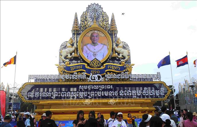 Hình ảnh Quốc vương Norodom Sihamoni được bày trí trang trọng tại quảng trường trước Cung điện Hoàng gia Campuchia. Ảnh: Hoàng Minh - PV TTXVN tại Camphia