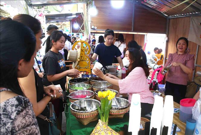 Gian hàng ẩm thực phục vụ du khách đón mừng năm mới 2025 trong khuôn khổ sự kiện “Chào mừng Campuchia” lần đầu tiên được tổ chức. Ảnh: Hoàng Minh - PV TTXVN tại Campuchia 