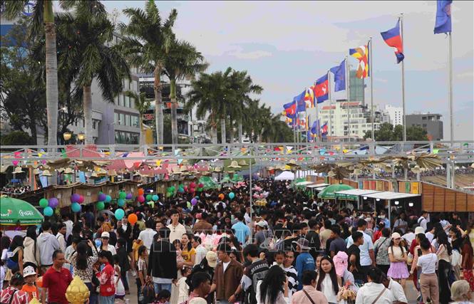 Đông đảo người dân và du khách Campuchia tập trung về khu vực quảng trường trước Cung điện Hoàng gia Campuchia tham gia chương trình đón mừng năm mới 2025. Ảnh: Hoàng Minh - PV TTXVN tại Campuchia 