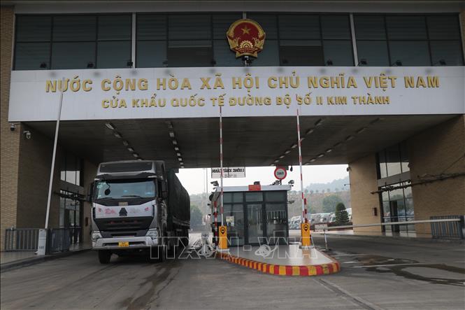 Xe hàng xuất nhập khẩu qua biên giới trong ngày đầu tiên Năm mới 2025. Ảnh Hồng Ninh-TTXVN