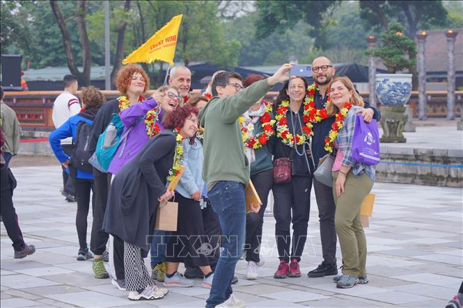 Foreign tourists visit the Hue Imperial City on the first day of New Year 2025. VNA Photo: Mai Trang 