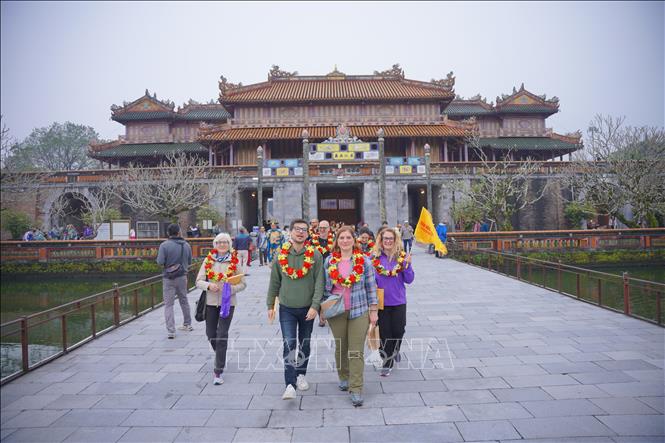 Foreign tourists visit the Hue Imperial City on the first day of New Year 2025. VNA Photo: Mai Trang 