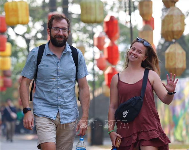 Foreign tourists visit the Imperial Citadel of Thang Long on the first day of New Year 2025. VNA Photo: Thanh Tùng