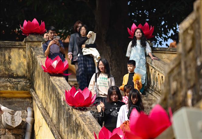 Domestic and foreign tourists visit the Imperial Citadel of Thang Long on the first day of New Year 2025. VNA Photo: Thanh Tùng