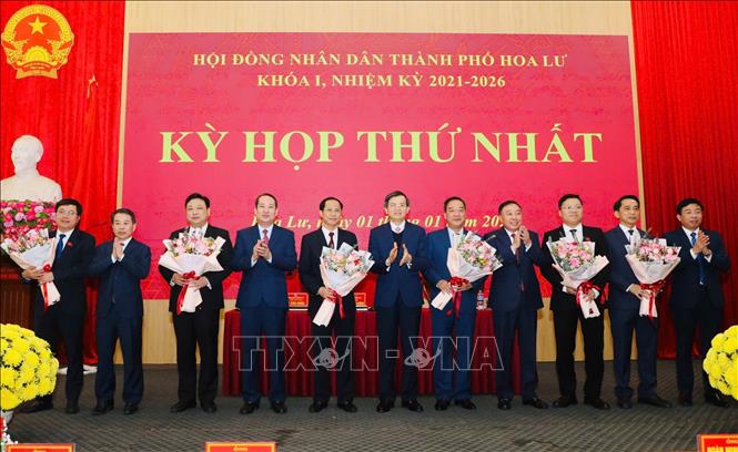 Lãnh đạo tỉnh Ninh Bình chúc mừng các đồng chí được HĐND thành phố bầu giữ các chức danh Chủ tịch, Phó Chủ tịch UBND thành phố Hoa Lư. Ảnh: Đức Phương - TTXVN