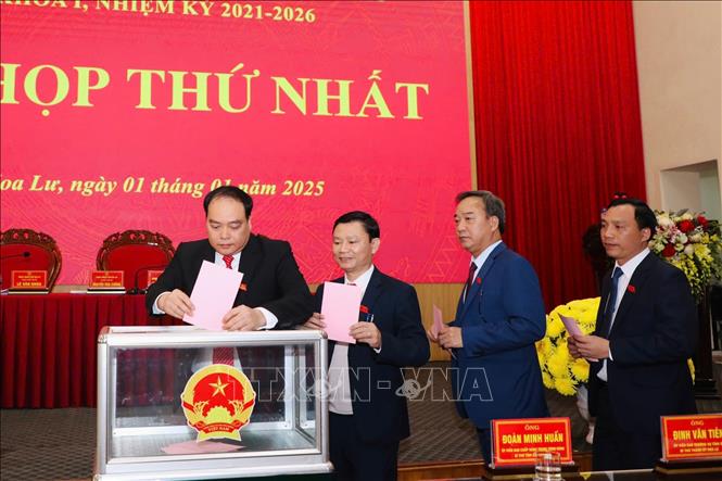 Các đại biểu bỏ phiếu bầu các chức danh theo thẩm quyền. Ảnh: Đức Phương - TTXVN