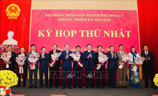 Lãnh đạo tỉnh Ninh Bình chúc mừng các đồng chí được bầu vào các chức danh HĐND thành phố Hoa Lư. Ảnh: Đức Phương - TTXVN