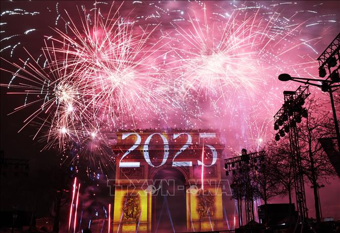 Pháo hoa rực rỡ tại Quảng trường điện Elysees ở Paris, Pháp ngày 1/1/2025. Ảnh: THX/TTXVN
