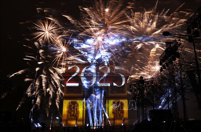 Pháo hoa rực rỡ tại Quảng trường điện Elysees ở Paris, Pháp ngày 1/1/2025. Ảnh: THX/TTXVN