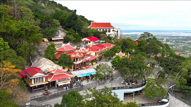 Với tuổi thọ lâu đời và lối kiến trúc độc đáo, Chùa Linh Sơn Tiên Thạch Tự (chùa Bà) là một trong những địa điểm du lịch tâm nổi tiếng tại núi Bà Đen. Ảnh: Minh Phú - TTXVN