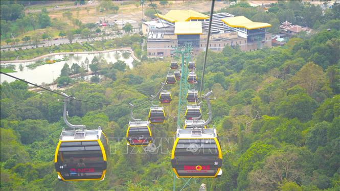 Ga cáp treo đưa du khách lên đỉnh núi Bà Đen dịp tết Dương lịch 2025. Ảnh: Minh Phú – TTXVN

