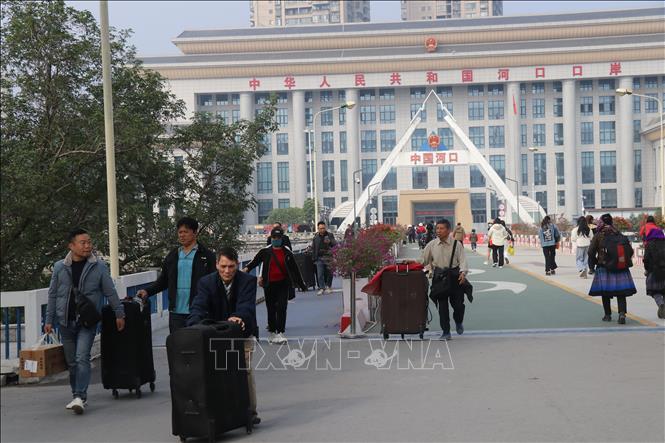 Immigration activities via the Lao Cai International Border Gate. VNA Photo: Hồng Ninh