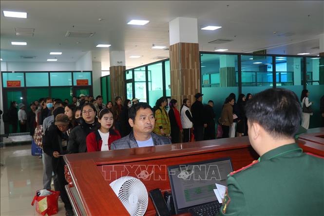 Tourists queue up for customs procedures at the Lao Cai International Border Gate. VNA Photo: Hồng Ninh