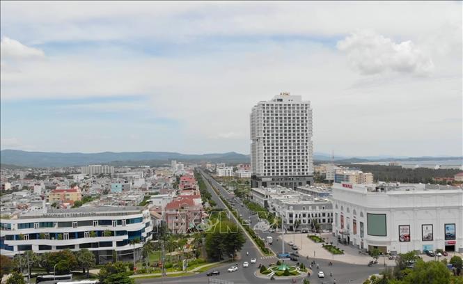 Hạ tầng thành phố Tuy Hòa (tỉnh Phú Yên) từng bước được hoàn thiện và phát triển. Ảnh: TTXVN phát