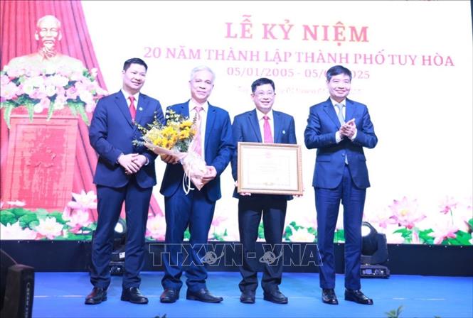 Chủ tịch UBND tỉnh Phú Yên Tạ Anh Tuấn (ngoài cùng bên phải) tặng Bằng khen cho Đảng bộ, chính quyền và nhân dân thành phố Tuy Hòa. Ảnh: Xuân Triệu - TTXVN