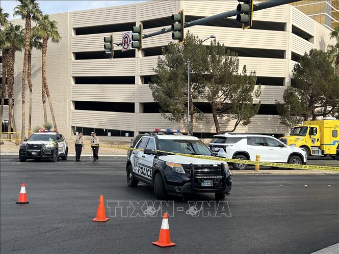 Cảnh sát phong tỏa hiện trường vụ nổ xe Cybertruck bên ngoài Khách sạn quốc tế Trump ở Las Vegas, bang Nevada, Mỹ ngày 1/1/2025. Ảnh: THX/TTXVN