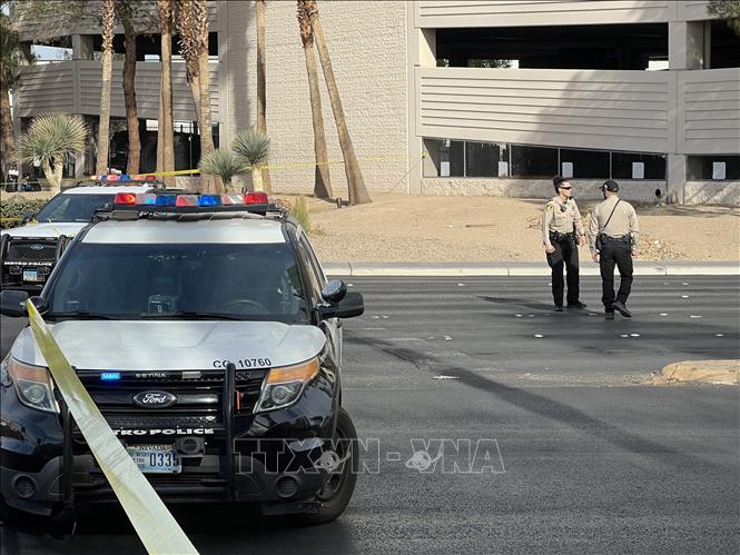 Cảnh sát phong tỏa hiện trường vụ nổ xe Cybertruck bên ngoài Khách sạn quốc tế Trump ở Las Vegas, bang Nevada, Mỹ ngày 1/1/2025. Ảnh: THX/TTXVN