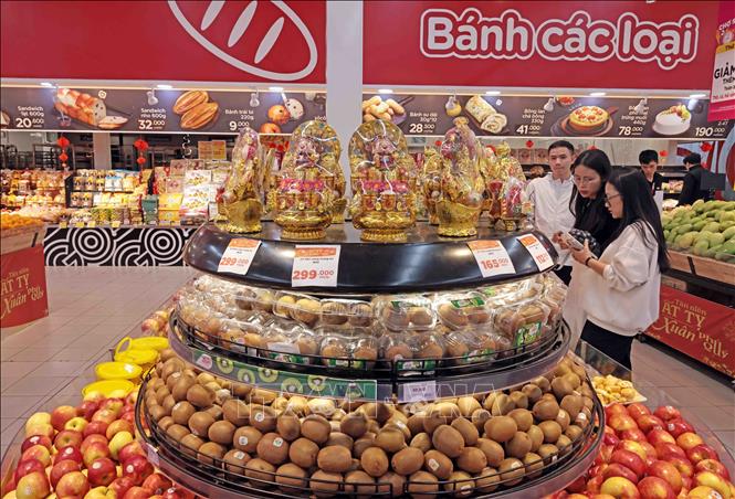 Customers purchase goods at the Big C Long Bien supermarket in Hanoi. VNA Photo: Trần Việt