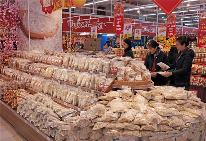 Customers purchase goods at the Go! Long Bien supermarket in Hanoi. VNA Photo: Trần Việt