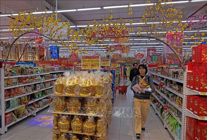Customers purchase goods at the Go! Long Bien supermarket in Hanoi. VNA Photo: Trần Việt