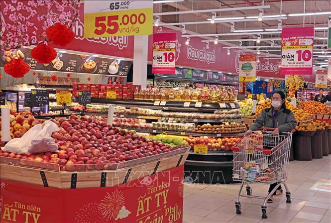 Fresh fruits on shelves at the Go! Long Bien supermarket in Hanoi. VNA Photo: Trần Việt