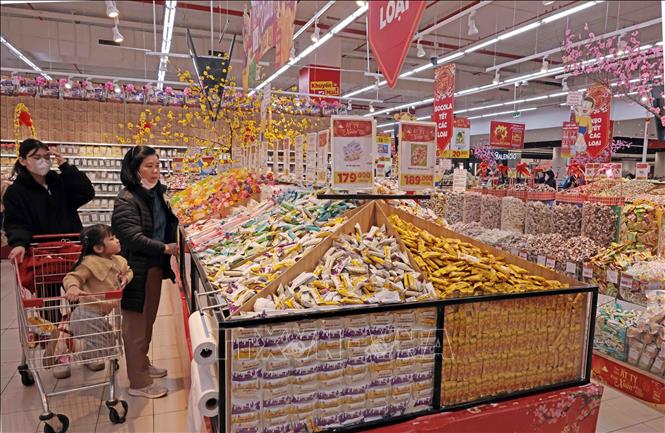 Customers go shopping at the Go! Long Bien supermarket in Hanoi. VNA Photo: Trần Việt