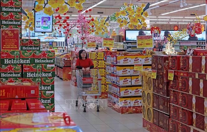 Drinks on shelves at the Go! Long Bien supermarket in Hanoi. VNA Photo: Trần Việt 