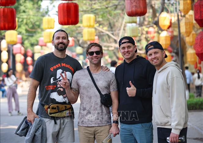 Foreign tourists visit the Thang Long Imperial Citadel World Heritage Site on the first day of New Year 2025. VNA Photo: Thanh Tùng