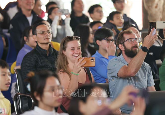 Tourists enjoy a water puppet show at the Thang Long Imperial Citadel World Heritage Site on the first day of New Year 2025. VNA Photo: Thanh Tùng
