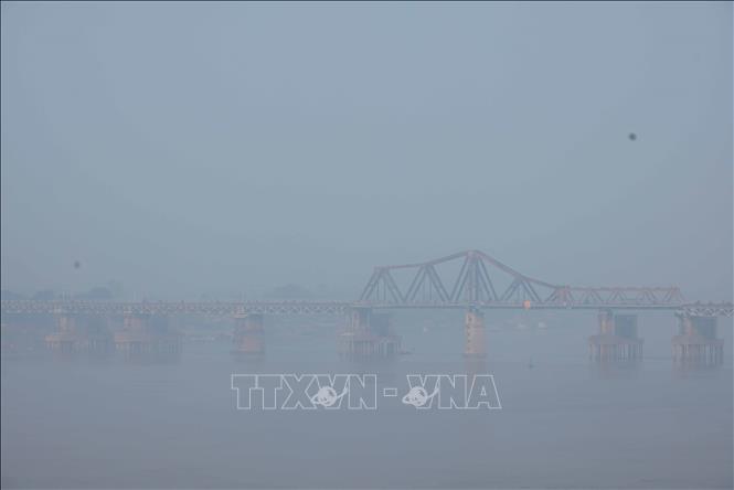 Cầu Long Biên chìm trong màn sương mờ ảo do ô nhiễm không khí, sáng 2/1. Ảnh: Hoàng Hiếu - TTXVN
