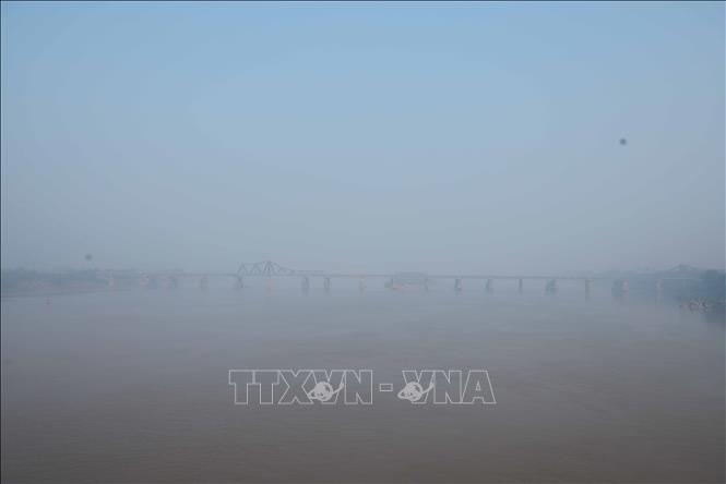 Cầu Long Biên chìm trong màn sương mờ ảo do không khí bị ô nhiễm nặng, sáng 2/1. Ảnh: Hoàng Hiếu - TTXVN