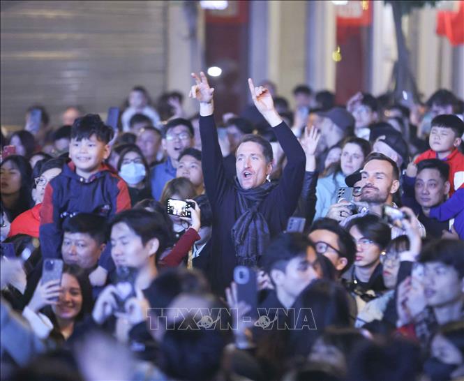 Tourists welcome New Year 2025 on Hanoi's street. VNA Photo: Thanh Tùng