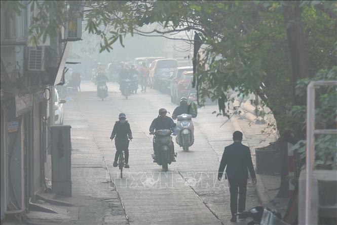 Các tuyến đường đều mù mịt trong làn sương và bụi mịn, gây khó khăn cho việc di chuyển, sáng 2/1. Ảnh: Hoàng Hiếu - TTXVN