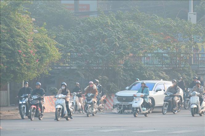 Thời tiết Hà Nội hiện đang mù mịt, tầm nhìn giảm mạnh. Ảnh: Hoàng Hiếu - TTXVN