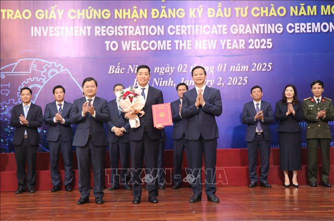 Lãnh đạo tỉnh Bắc Ninh trao Giấy chứng nhận đầu tư cho các doanh nghiệp. Ảnh: Thanh Thương-TTXVN