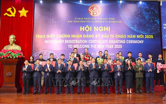 Lãnh đạo tỉnh Bắc Ninh trao chứng nhận đăng ký đầu tư cho các doanh nghiệp. Ảnh: Thanh Thương-TTXVN