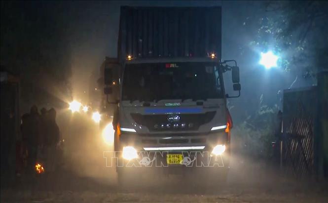 Xe tải vận chuyển chất thải nguy hại sót lại sau thảm họa khí đốt Bhopal ở thành phố Bhopal, Ấn Độ ngày 1/1/2025. Ảnh: ANI/TTXVN