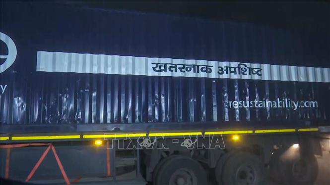 Xe tải vận chuyển chất thải nguy hại sót lại sau thảm họa khí đốt Bhopal ở thành phố Bhopal, Ấn Độ ngày 1/1/2025. Ảnh: ANI/TTXVN