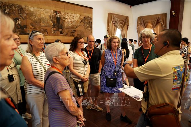 Foreign tourists visit the Doc Lap (Independence) Palace in District 1. VNA Photo: Hồng Đạt