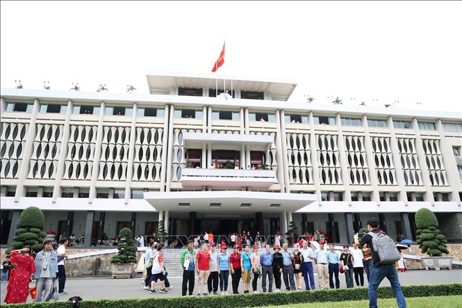 Tourists visit the Doc Lap (Independence) Palace in District 1. VNA Photo: Hồng Đạt