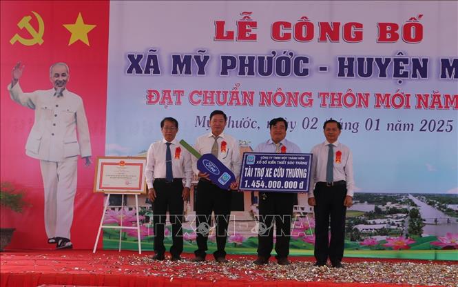 Chủ tịch UBND tỉnh Sóc Trăng Trần Văn Lâu (phải) và đại diện Công ty xổ số kiến thiết Sóc Trăng trao bảng tượng trưng tặng xe cứu thương cho Phòng khám Đa khoa khu vực Mỹ Phước. Ảnh: Tuấn Phi-TTXVN