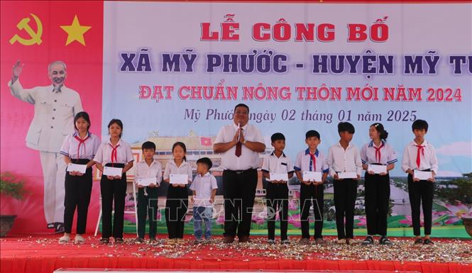 Hội khuyến học tỉnh Sóc Trăng trao học bỗng cho học sinh xã Mỹ Phước có hoàn cảnh khó khăn học giỏi. Ảnh: Tuấn Phi-TTXVN