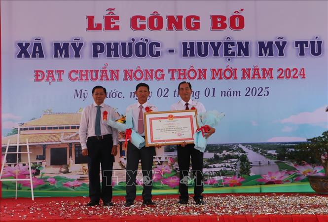 Chủ tịch UBND tỉnh Sóc Trăng Trần Văn Lâu trao Bằng công nhận xã Mỹ Phước đạt chuẩn nông thôn mới. Ảnh: Tuấn Phi-TTXVN