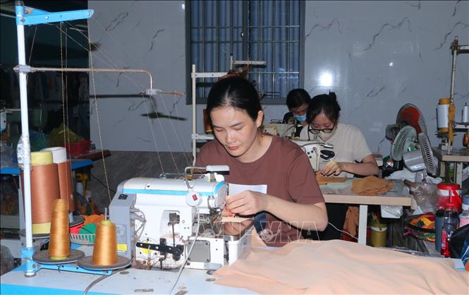 Người dân được tham gia các lớp đào tạo nghề, giải quyết việc làm tại chỗ ở địa phương. Ảnh: Tuấn Phi-TTXVN