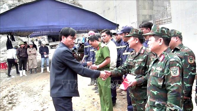 Ông Lê Viết Nam, Chủ tịch UBND huyện Đăk Glei thưởng nóng cho lực lượng tham gia cứu hộ, cứu nạn. Ảnh: Cao Nguyên-TTXVN
