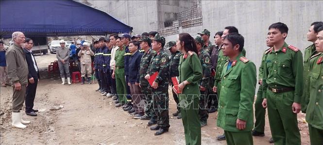 Lực lượng Công an, Quân sự tham gia cứu hộ, cứu nạn được Chủ tịch UBND huyện Đăk Glei thưởng nóng. Ảnh: Cao Nguyên-TTXVN
