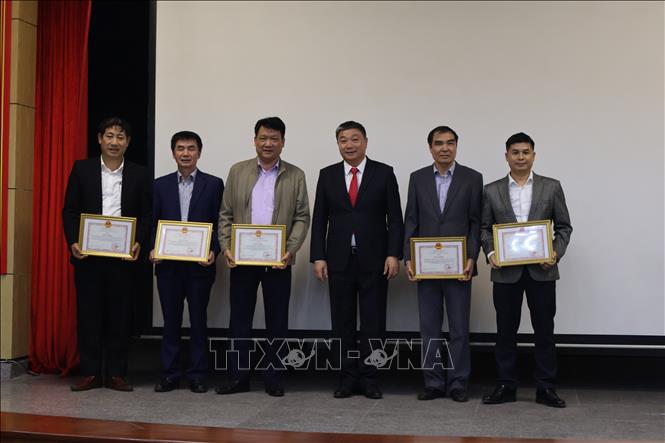 Cục trưởng Cục Địa chất Việt Nam Trần Bình Trọng trao bằng khen cho các cá nhân có thành tích xuất sắc trong năm 2024. Ảnh: Diệu Thúy - TTXVN