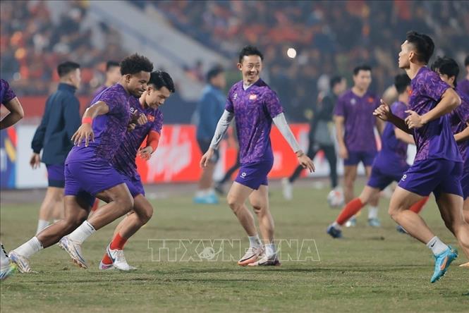 Các cầu thủ Việt Nam khởi động trước trận đấu. Ảnh: Minh Quyết - TTXVN
