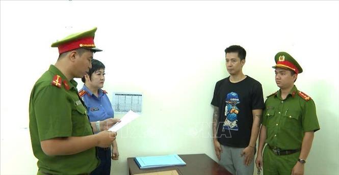 Cơ quan công an đọc quyết định bắt khẩn cấp cựu tuyển thủ Lê Sỹ Mạnh tại cơ quan điều tra. Ảnh: TTXVN phát